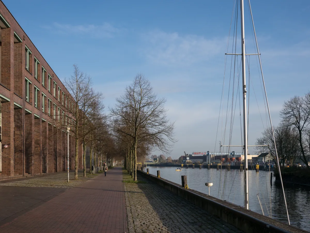 Backsteinarchitektur an der Oldenburger Hafenpromenade neben der Hunte.